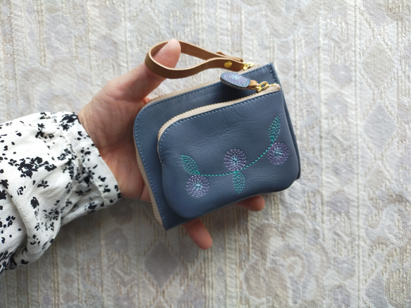 刺繍革財布 『幸せな青い鳥』 アッシュBLUE (牛革) 二つ折りミニ財布 2枚目の画像