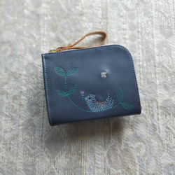 刺繍革財布 『幸せな青い鳥』 アッシュBLUE (牛革) 二つ折りミニ財布 5枚目の画像