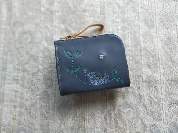 刺繍革財布 『幸せな青い鳥』 アッシュBLUE (牛革) 二つ折りミニ財布 5枚目の画像