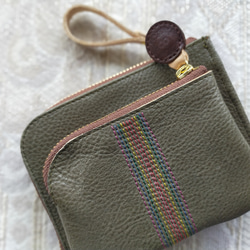 刺繡皮革錢包“彩虹色針”卡其綠色（牛皮）雙折迷你錢包 第8張的照片