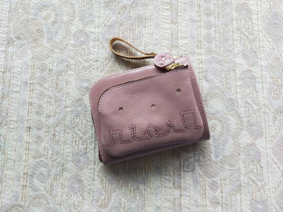 刺繍革財布 『街』灰ピンク☆ 二つ折りミニ財布☆ 2枚目の画像