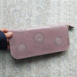 刺繍革財布『ぐるぐる』灰ピンク（牛革）ラウンドファスナー型☆スリムタイプ☆ 5枚目の画像