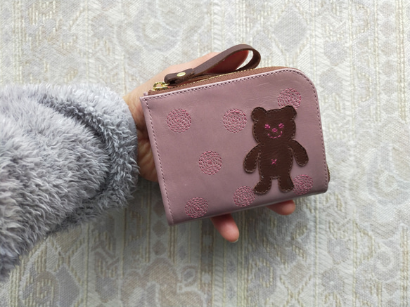 刺繍革財布 『SHABON & bear』 灰ピンク(牛革) 二つ折りミニ財布 6枚目の画像