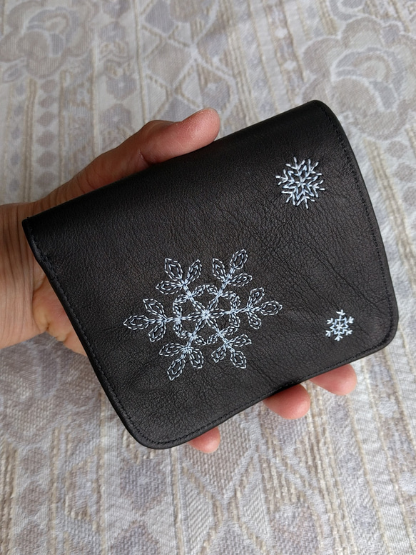 刺繍革財布『Ricca（雪の結晶）』Aタイプ（二つ折り型） 1枚目の画像