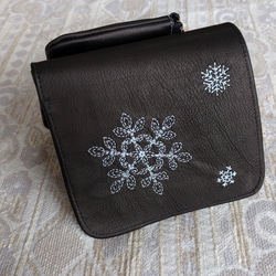 刺繍革財布『Ricca（雪の結晶）』Aタイプ（二つ折り型） 8枚目の画像