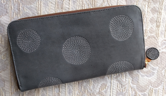刺繍革財布『ぐるぐる』インディゴグレー×ライトグレー（牛革）ラウンドファスナー型 6枚目の画像