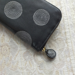 刺繡皮革錢包“Guruguru”黑色 x 淺灰色（牛皮）☆纖細型☆圓形拉鍊型 第7張的照片