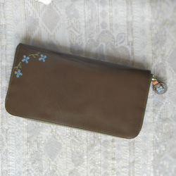 刺繡的皮革錢包“ hana * hana”圓形拉鍊類型（山羊皮革）橄欖×淺藍色 第2張的照片