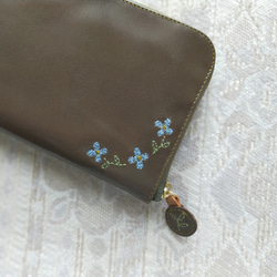 刺繡的皮革錢包“ hana * hana”圓形拉鍊類型（山羊皮革）橄欖×淺藍色 第5張的照片