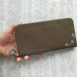 刺繡的皮革錢包“ hana * hana”圓形拉鍊類型（山羊皮革）橄欖×淺藍色 第6張的照片