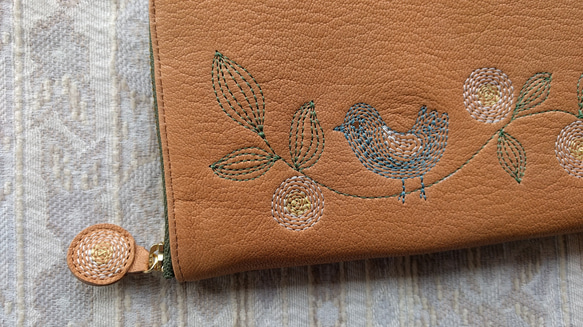 刺繍革財布『幸せの青い鳥』ソフトヤギ革（ラウンドファスナー型）ナチュラルオークル×カーキ 9枚目の画像