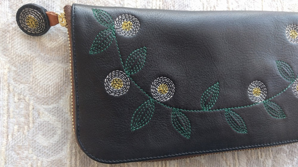刺繡皮革錢包“花裝飾”牛皮（圓形拉鍊式）BLACK x綠色 第10張的照片