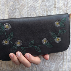 刺繍革財布『花かざり』牛革（ラウンドファスナー型）BLACK×Green 5枚目の画像