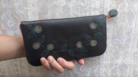 刺繡皮革錢包“花裝飾”牛皮（圓形拉鍊式）BLACK x綠色 第5張的照片