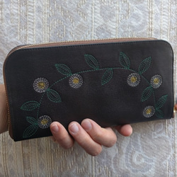 刺繡皮革錢包“花裝飾”牛皮（圓形拉鍊式）BLACK x綠色 第6張的照片