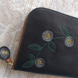 刺繍革財布『花かざり』牛革（ラウンドファスナー型）BLACK×Green 9枚目の画像