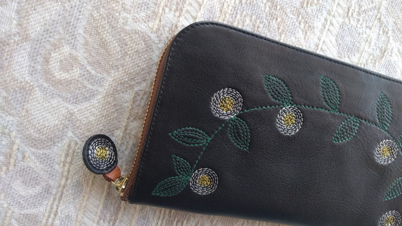 刺繍革財布『花かざり』牛革（ラウンドファスナー型）BLACK×Green 9枚目の画像