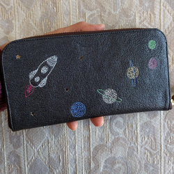 刺繍革財布『宇宙』パール濃グレー×colors（ヤギ革）ラウンドファスナー型 2枚目の画像