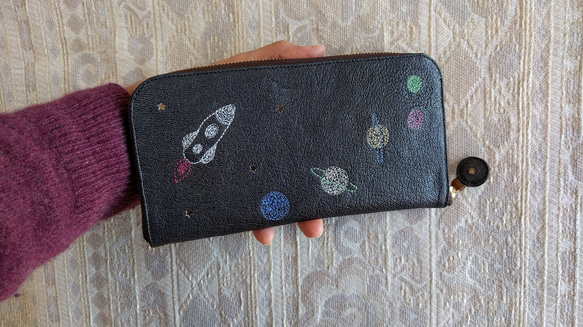 刺繍革財布『宇宙』パール濃グレー×colors（ヤギ革）ラウンドファスナー型 2枚目の画像