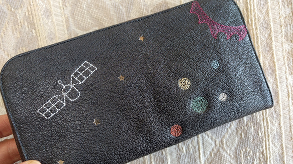 刺繍革財布『宇宙』パール濃グレー×colors（ヤギ革）ラウンドファスナー型 9枚目の画像