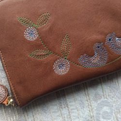 刺繡皮革錢包“幸福的小鳥”牛皮（圓形拉鍊型）櫻桃棕色×藍色 第10張的照片