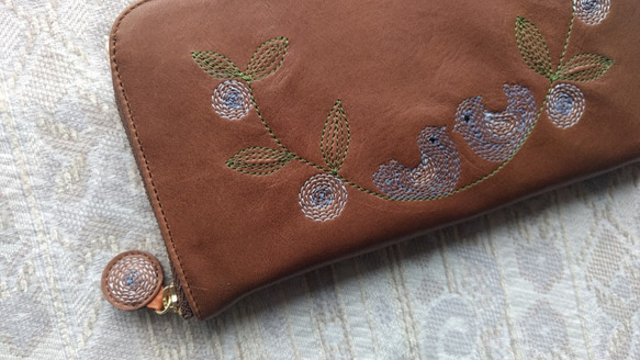 刺繡皮革錢包“幸福的小鳥”牛皮（圓形拉鍊型）櫻桃棕色×藍色 第10張的照片