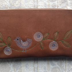 刺繡皮革錢包“幸福的小鳥”牛皮（圓形拉鍊型）櫻桃棕色×藍色 第1張的照片