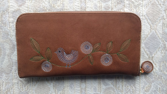 刺繡皮革錢包“幸福的小鳥”牛皮（圓形拉鍊型）櫻桃棕色×藍色 第1張的照片