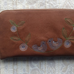 刺繡皮革錢包“幸福的小鳥”牛皮（圓形拉鍊型）櫻桃棕色×藍色 第2張的照片