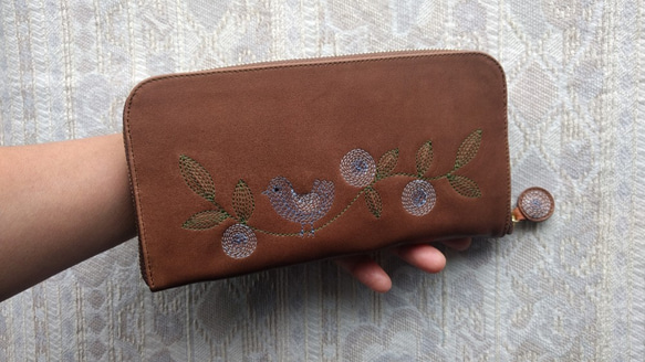 刺繡皮革錢包“幸福的小鳥”牛皮（圓形拉鍊型）櫻桃棕色×藍色 第5張的照片