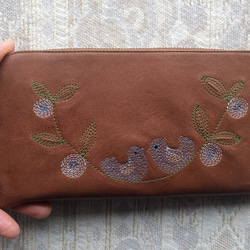 刺繡皮革錢包“幸福的小鳥”牛皮（圓形拉鍊型）櫻桃棕色×藍色 第6張的照片