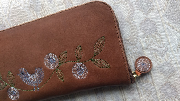 刺繡皮革錢包“幸福的小鳥”牛皮（圓形拉鍊型）櫻桃棕色×藍色 第9張的照片