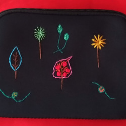 北欧風 花と木の手刺繍タブレットケース 1枚目の画像