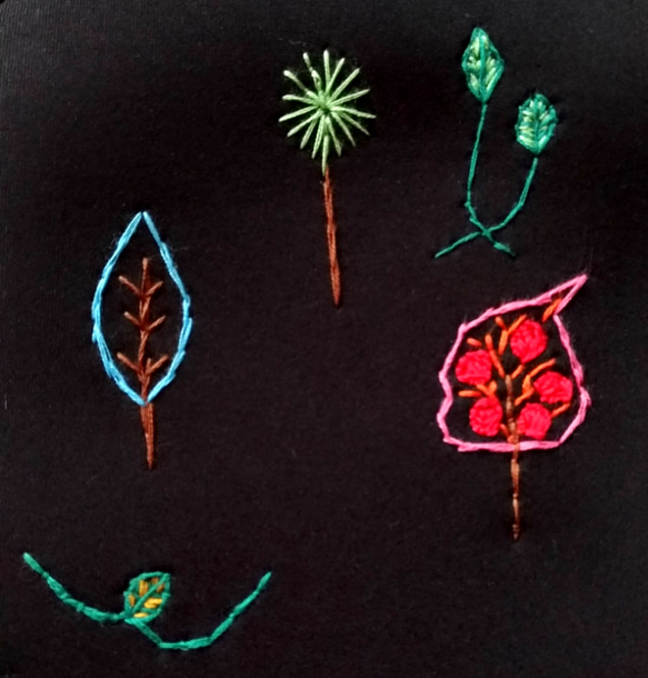 北欧風 花と木の手刺繍タブレットケース 3枚目の画像
