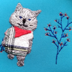 ワンピースを着た猫の手刺繍マルチケース 2枚目の画像