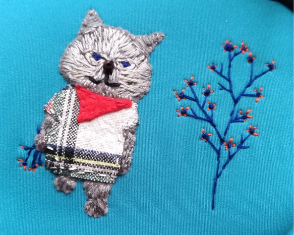 ワンピースを着た猫の手刺繍マルチケース 2枚目の画像