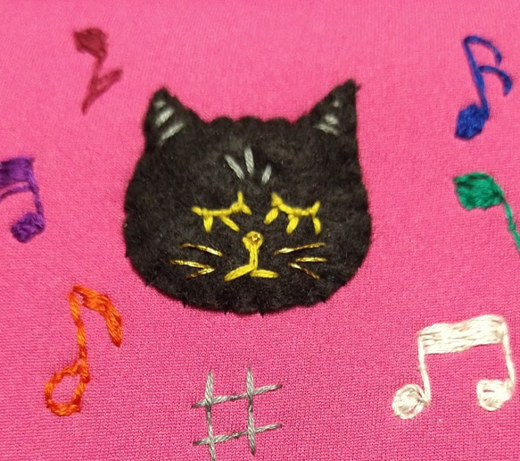 黒猫の手刺繍マルチポーチ 2枚目の画像
