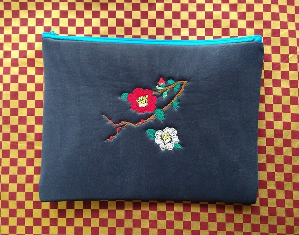 椿の花の手刺繍クッションケース A4 1枚目の画像
