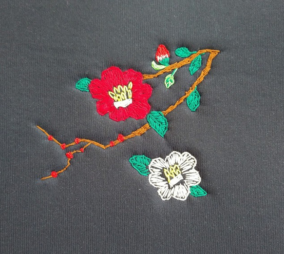 椿の花の手刺繍クッションケース A4 2枚目の画像