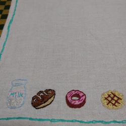 パンとミルクの手刺繍ランチョンマット 2枚目の画像