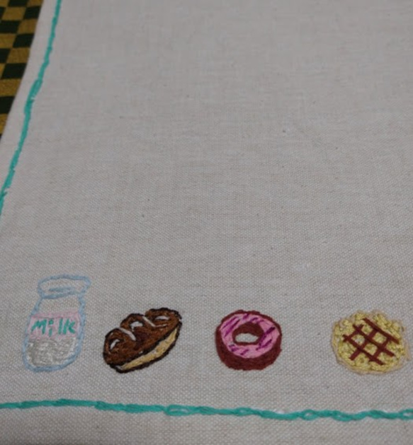 パンとミルクの手刺繍ランチョンマット 2枚目の画像