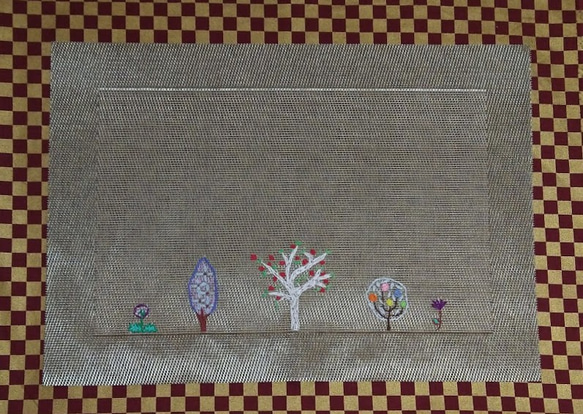 果樹と花の手刺繍ランチョンマット 1枚目の画像