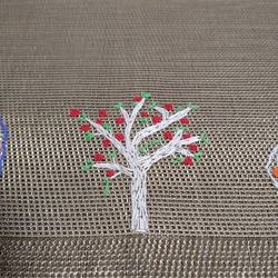 果樹と花の手刺繍ランチョンマット 2枚目の画像