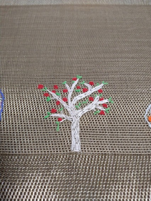 果樹と花の手刺繍ランチョンマット 2枚目の画像
