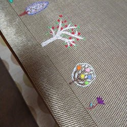 果樹と花の手刺繍ランチョンマット 3枚目の画像