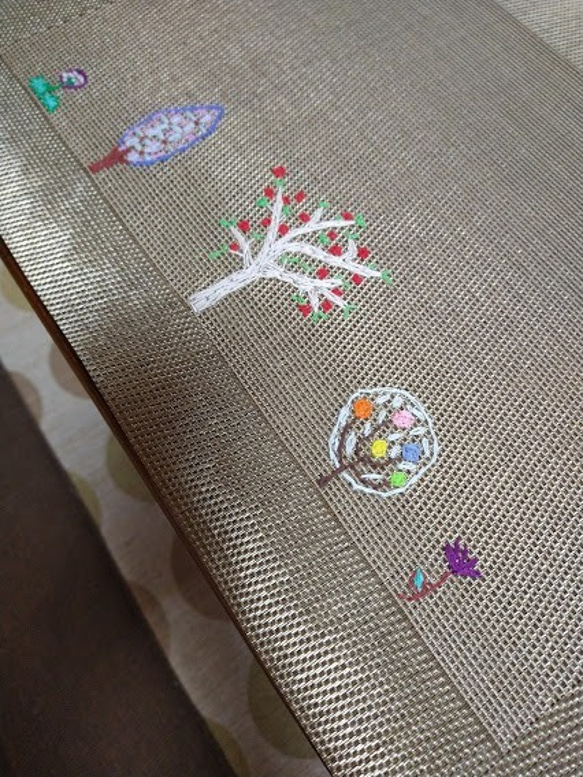 果樹と花の手刺繍ランチョンマット 3枚目の画像