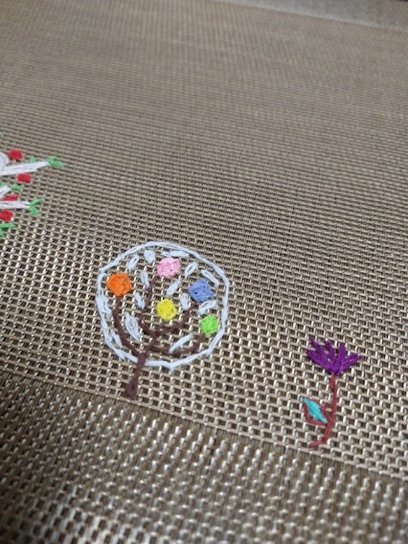 果樹と花の手刺繍ランチョンマット 4枚目の画像