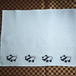 子パンダの手刺繍ランチョンマット 1枚目の画像