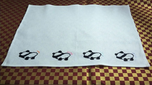 子パンダの手刺繍ランチョンマット 2枚目の画像