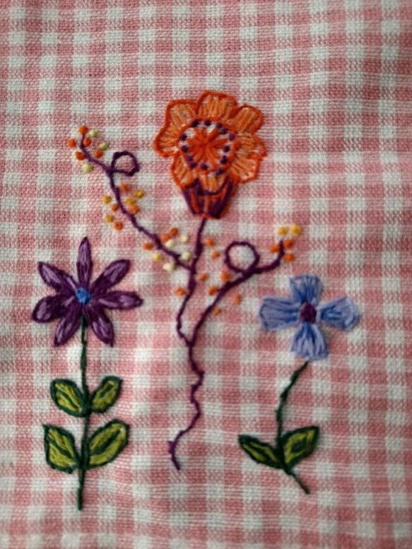 ギンガムチェックの花の手刺繍ランチョンマット 3枚目の画像